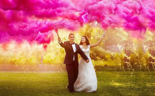 Sesiuni foto de nuntă cu fum colorat